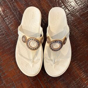 3581 Crocs Sanrah Diamante Wedge Oyster/Rose Gold Size 8